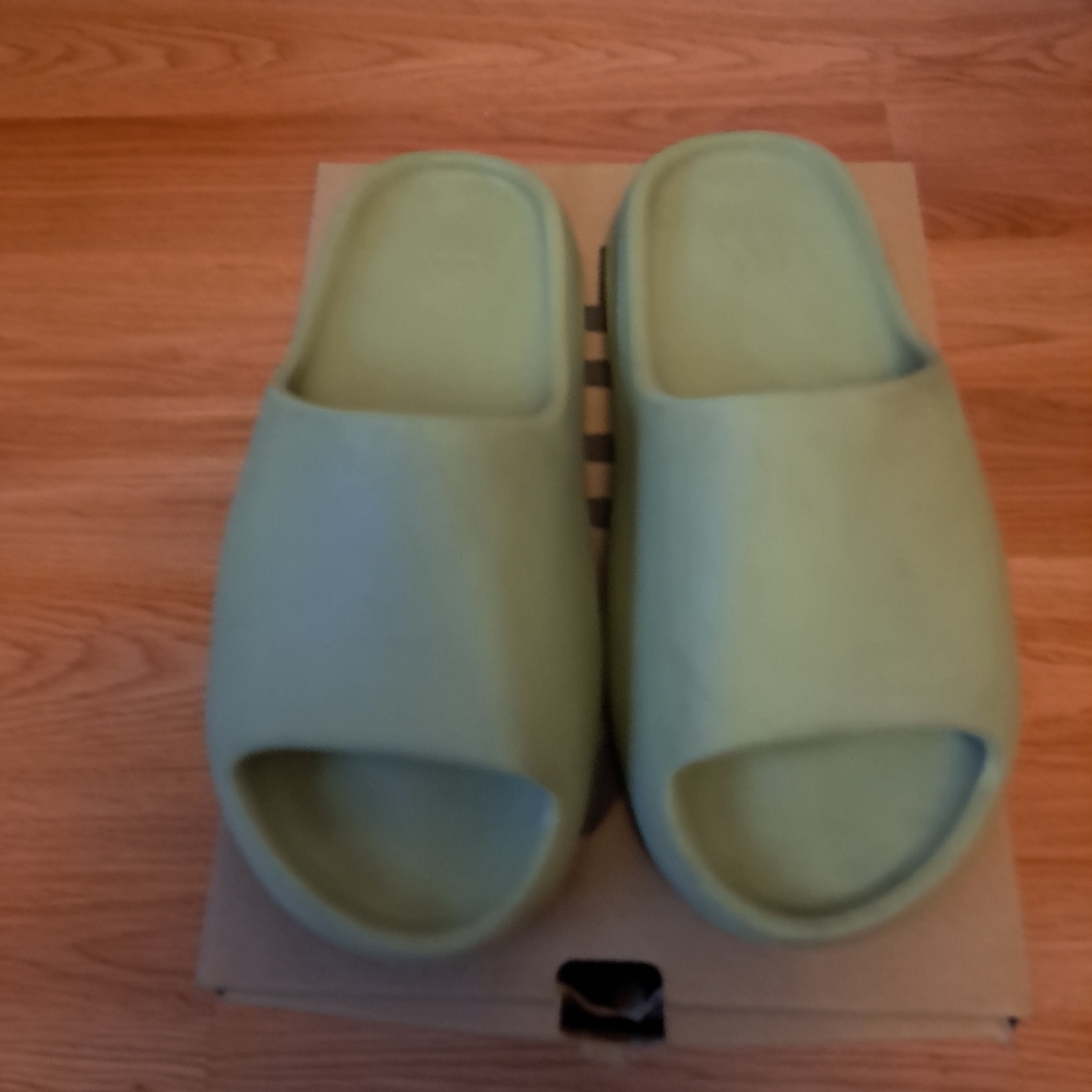 Yeezy Slides (Resin color)